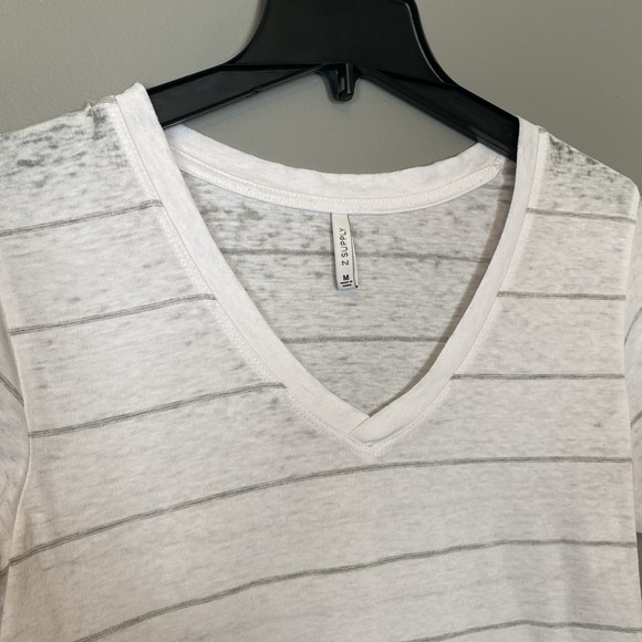 ๐ Z Supply V Neck Tshirt - Medium - Picture 4 of 6